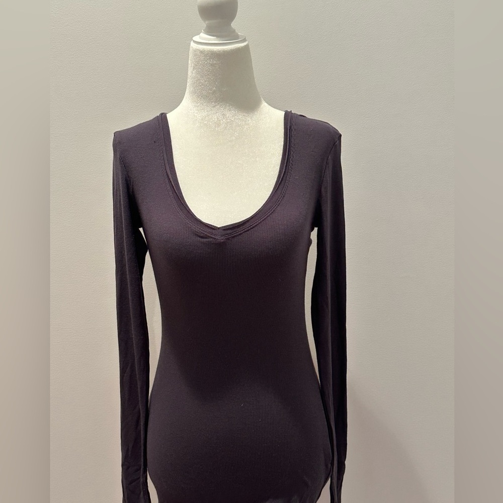 ATHLETA Ribbed Low V Neck Women’s Ribbed long sleeve shirt w thumb hole Sz XS